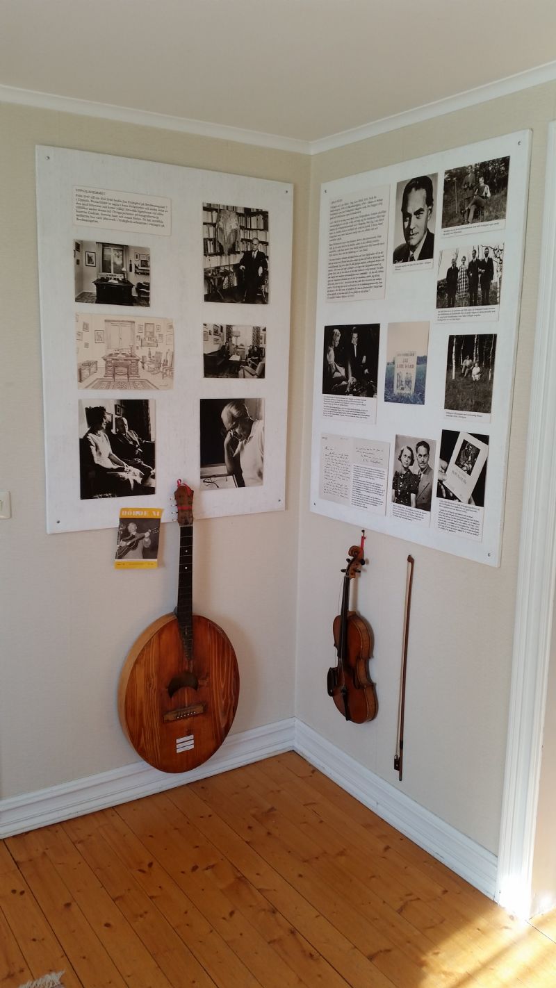 I denna hörna av museet har samlats instrument och bilder som visar Jans musikaliska ådra. Han uppträdde gärna och spelade både dragspel och fiol och sjöng visor.